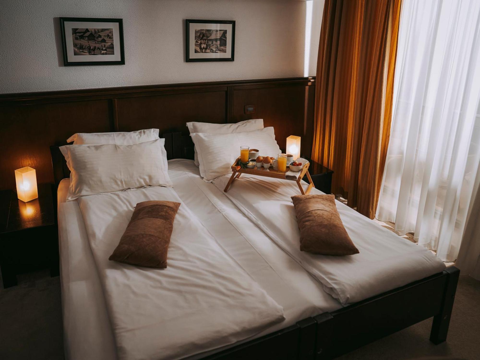 Hotel & Restaurant Sofia ซูเจวิตซา ภายนอก รูปภาพ